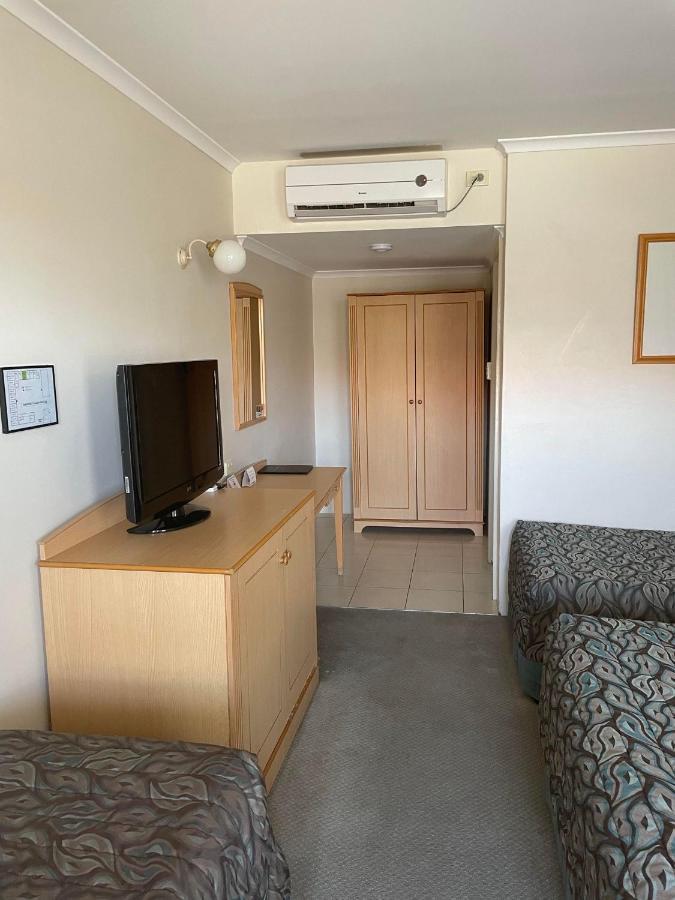 The Oxley Motel 3*